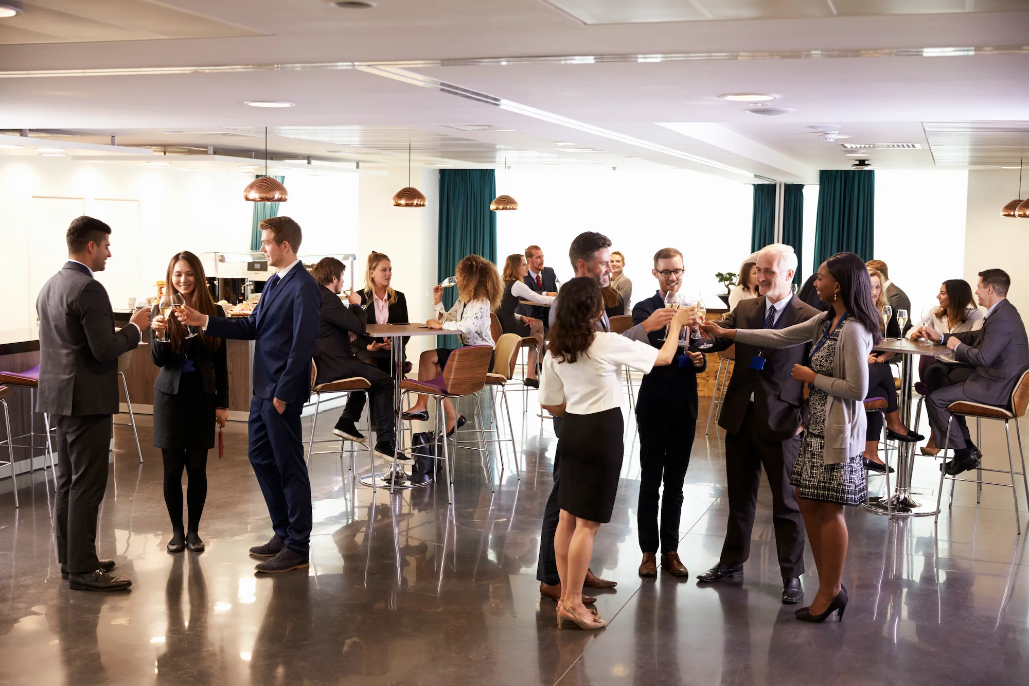 Persoane la un eveniment corporate